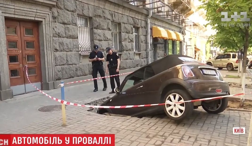 київ, під землю провалився автомобіль чеха