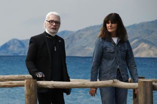 Стало известно, кто вместо Карла Лагерфельда возглавит Chanel