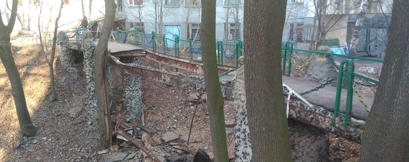 В Киеве обвалился мост возле Института педиатрии