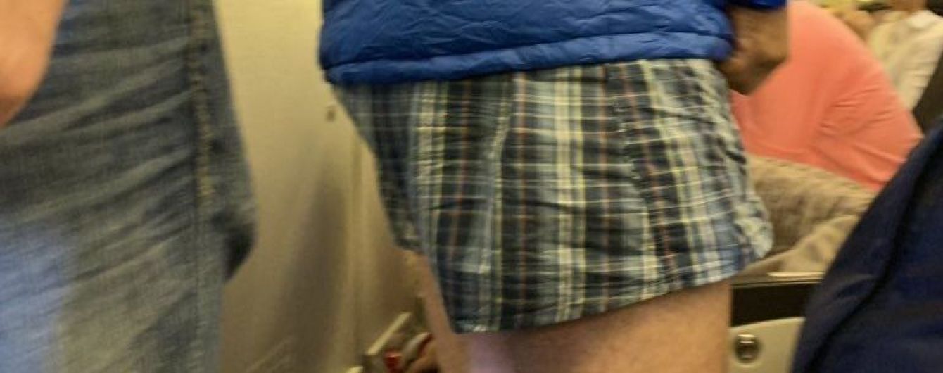 Пассажирка самолета возмутилась на мужчину, который путешествовал в одних "семейках"