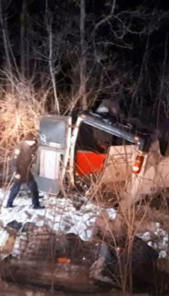 Моторошна аварія на Полтавщині: мікроавтобус вилетів у кювет та перевернувся