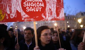 У Франції після наруги над єврейськими могилами тисячі людей вийшли на акції протесту