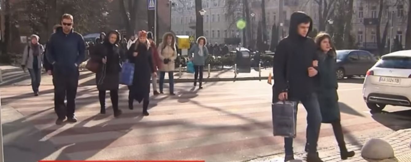 Тягне на солодке та постійно хочеться спати: лікарі розповіли, як збагатити організм вітаміном D