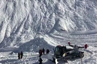 На швейцарском курорте в Альпах лыжников накрыла лавина