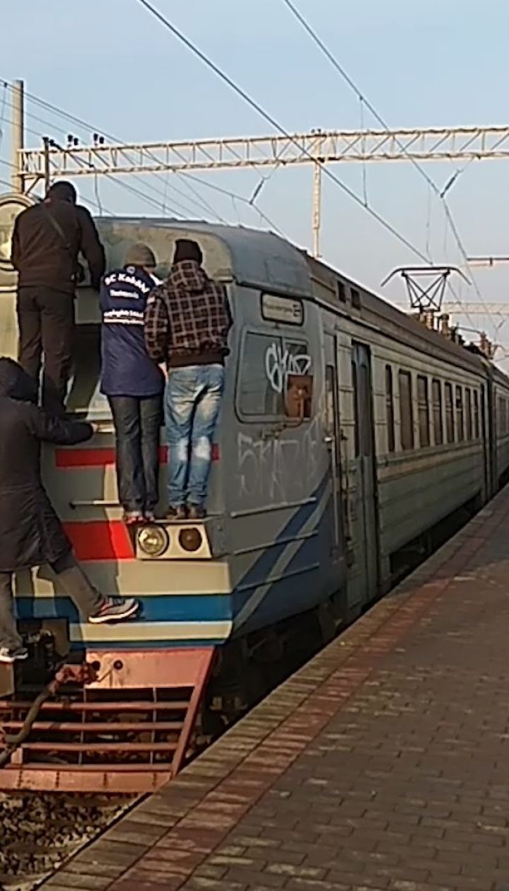 Міська електричка у "годину пік" проїжджала столичну Троєщину без зупинки