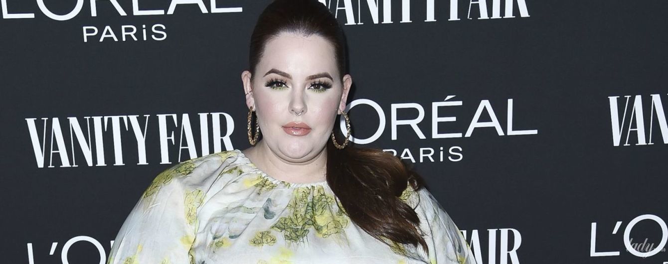 Модель plus-size Тесс Холлидей в платье с цветочным принтом сходила на вечеринку