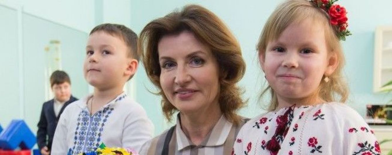У смугастій блузці та спідниці-олівці: Марина Порошенко вирушила в робочу поїздку