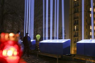 Небо над Киевом озарили лучи света в память о героях Небесной сотни