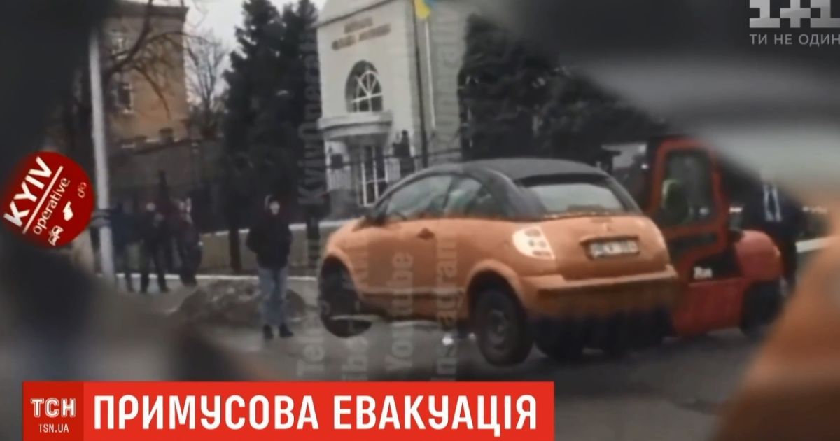 Без евакуатора: в інтернеті смакують випадково відзняте відео пересунення машини в Києві