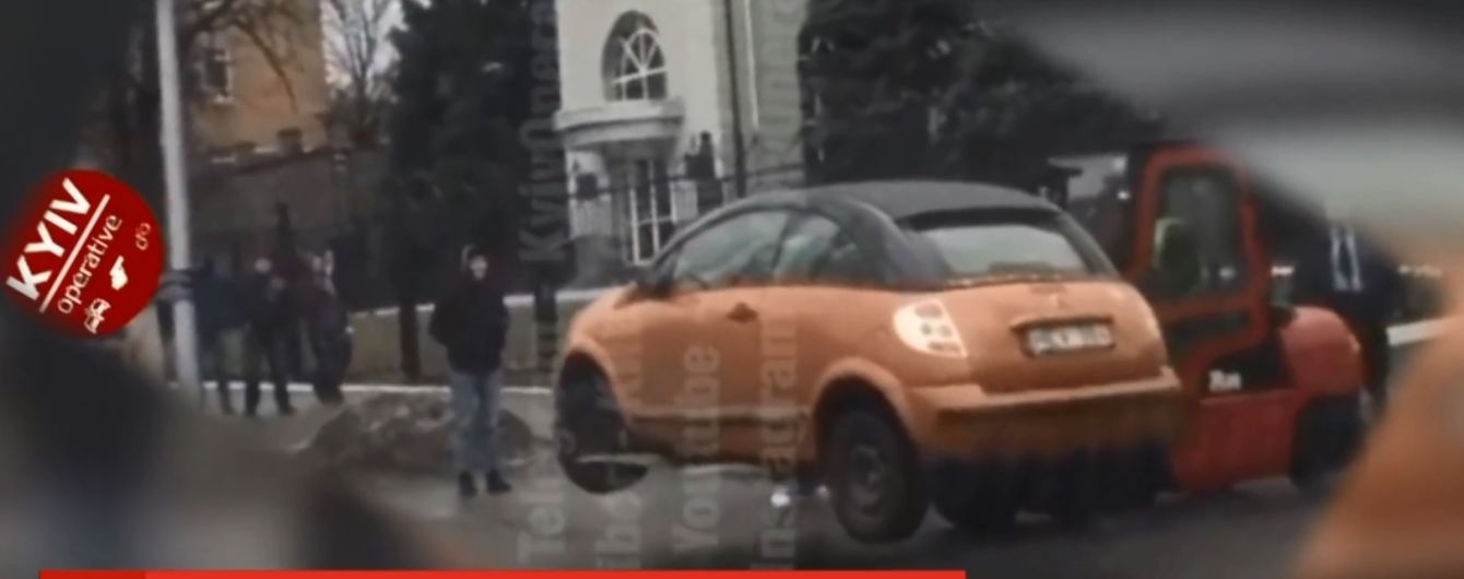Без эвакуатора: в интернете смакуют случайно отснятое видео перевозки машины в Киеве