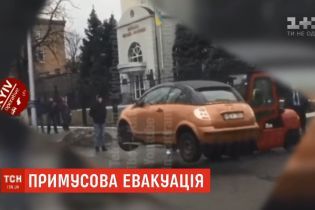 Без эвакуатора: в интернете смакуют случайно отснятое видео перевозки машины в Киеве