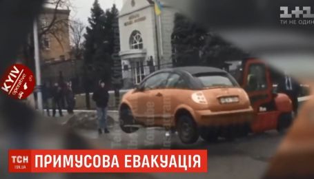 Без евакуатора: в інтернеті смакують випадково відзняте відео пересунення машини в Києві