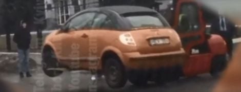 Без евакуатора: в інтернеті смакують випадково відзняте відео пересунення машини в Києві