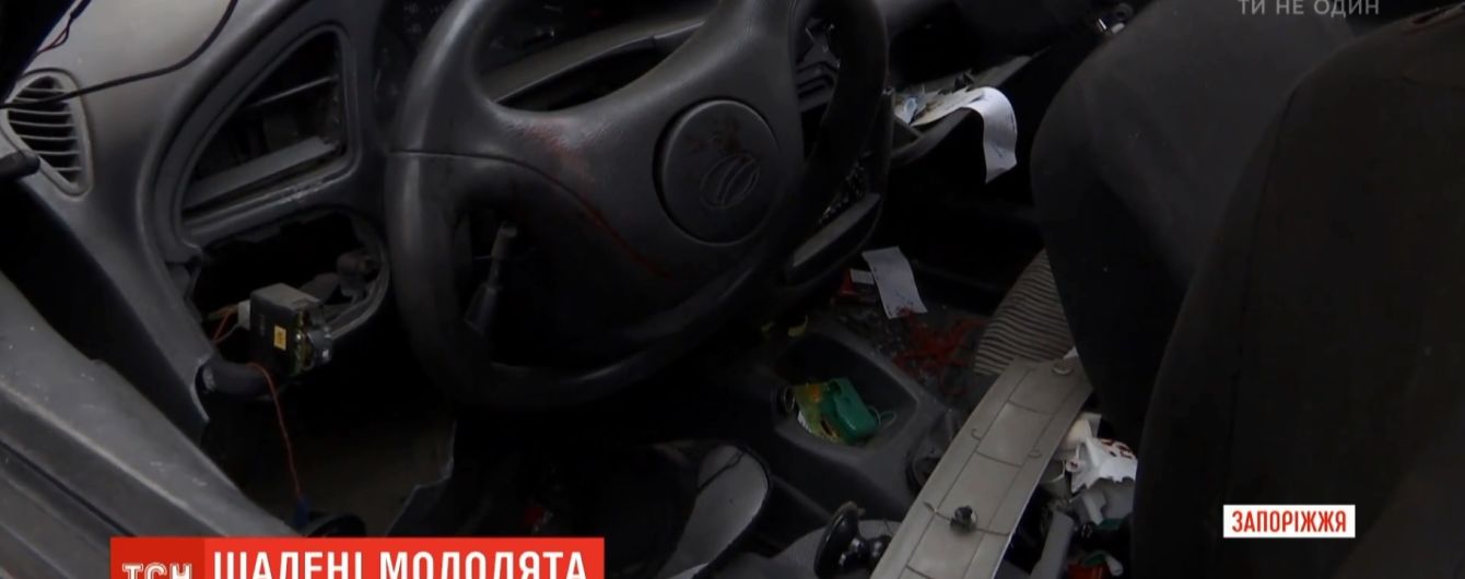 В Запорожье пьяная пара ранила таксиста и разбила его авто в ДТП