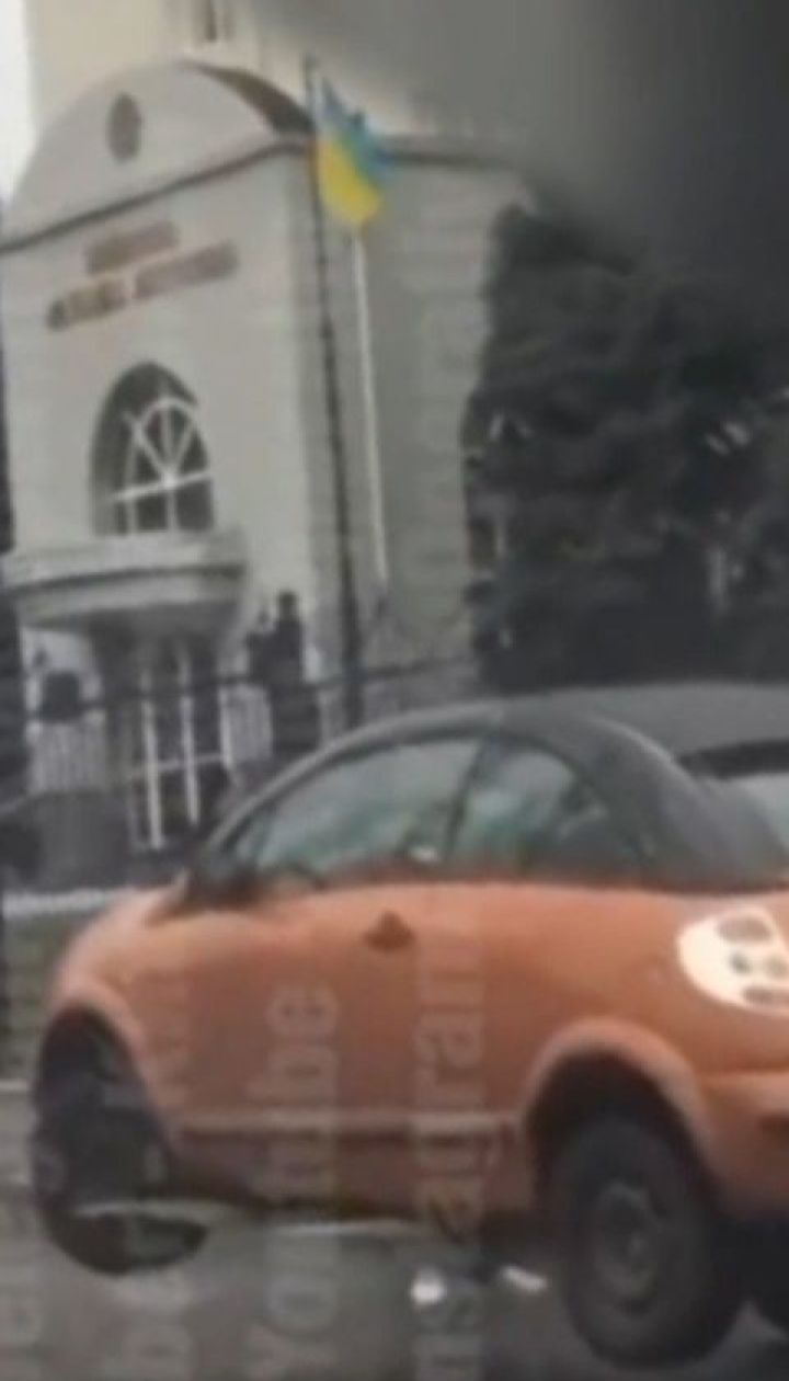 У столиці звичайний навантажувач підняв і перевіз через дорогу авто, яке заважало руху