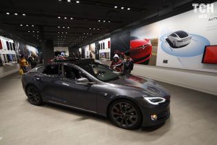 Блогер обстріляв броньовик Tesla Model S та зняв відео