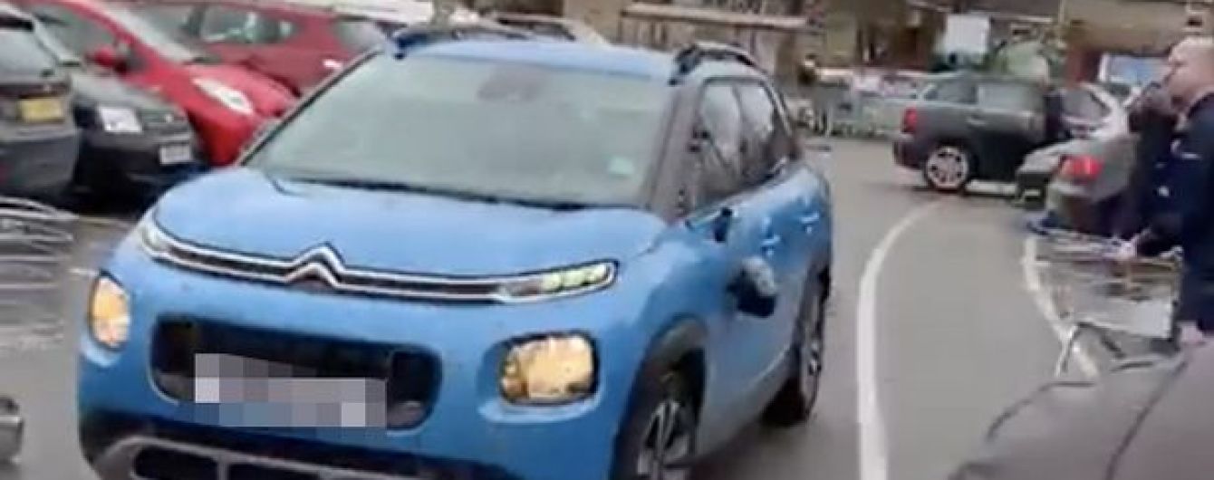 Грабіжники на Citroen розбили купу машин на паркінгу в Англії