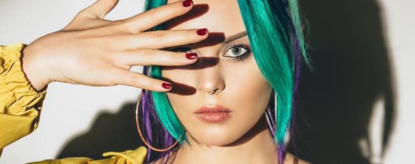 "Жбурнули у стіну": солістка гурту YUKO розповіла про знущання вітчима