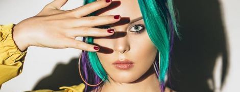"Швырнули в стену": солистка группы YUKO рассказала об издевательствах отчима