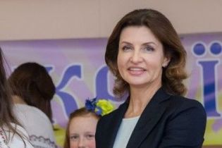 В строгом костюме и белом топе: деловой образ Марины Порошенко