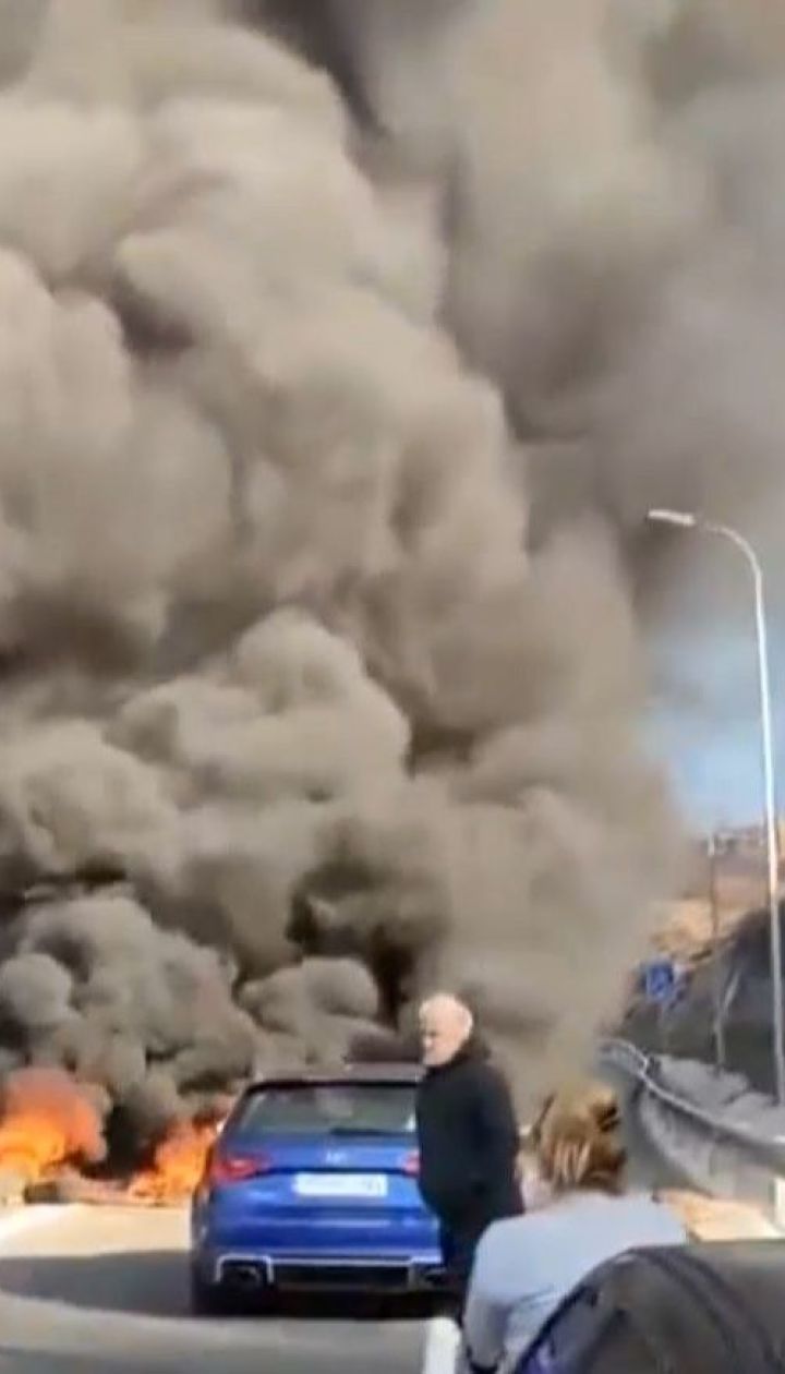Палять шини та блокують автомагістралі: у Каталонії не вщухають протести