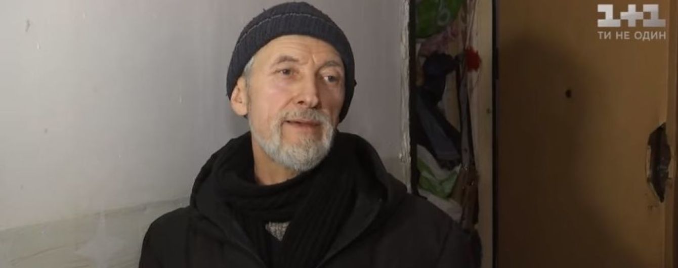 Киевский бездомный, живущий на дереве, оказался владельцем захламленной мусором квартиры
