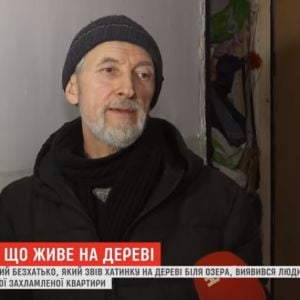 Київський безхатько, що живе на дереві, виявився власником захаращеної сміттям квартири