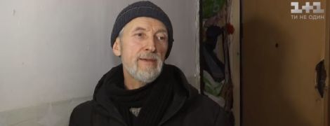 Київський безхатько, що живе на дереві, виявився власником захаращеної сміттям квартири