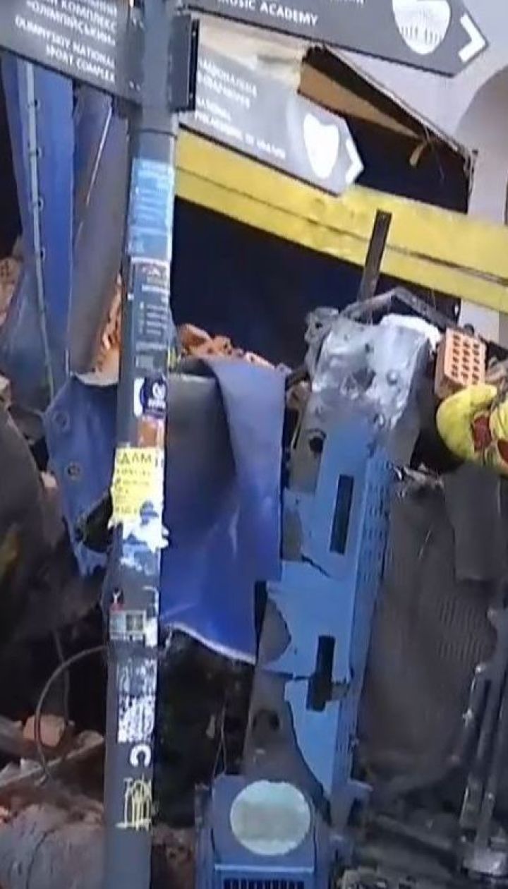 Навпроти будівлі Київської міської адміністрації вантажівка з цеглою перевернулася на тротуарі