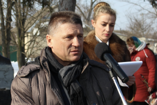 У Броварах закидали яйцями голову райради