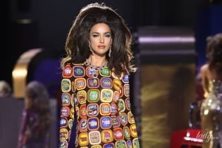 В ярком платье и эффектных украшениях: Ирина Шейк продефилировала на шоу Moschino
