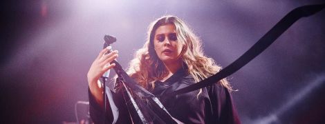 Солистка группы KAZKA показала, как умеет петь вживую