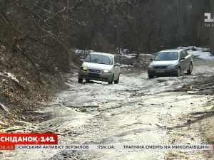 Як отримати компенсацію за пошкоджене через ями авто
