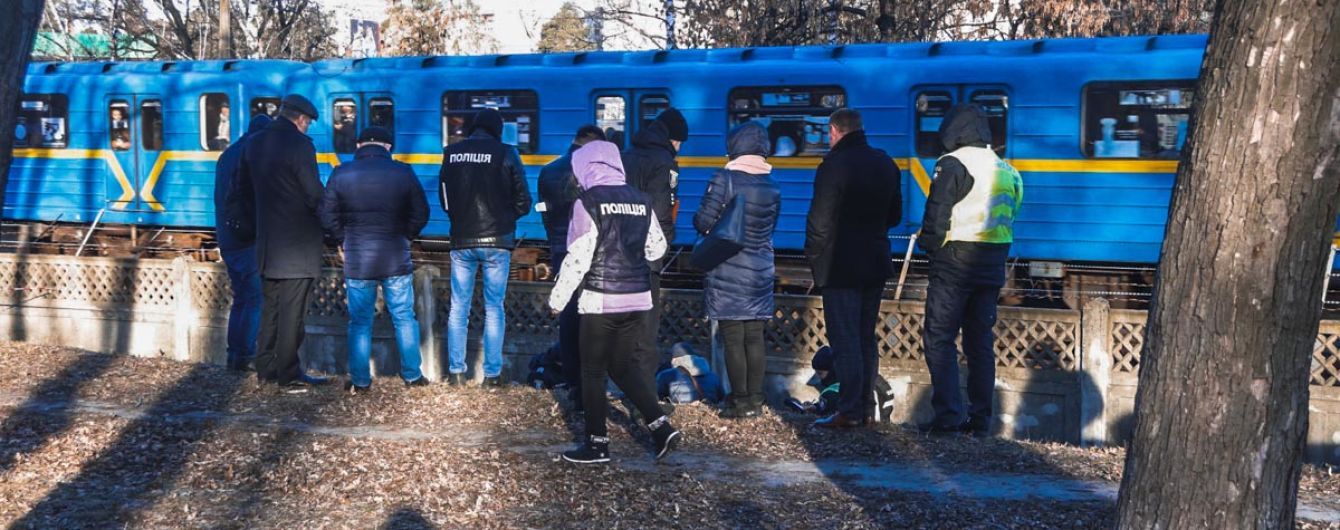 У Києві неподалік метро знайшли оголене тіло жінки