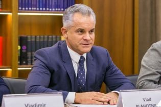 Кризис в Молдове. Лидер ранее правящей партии покинул страну