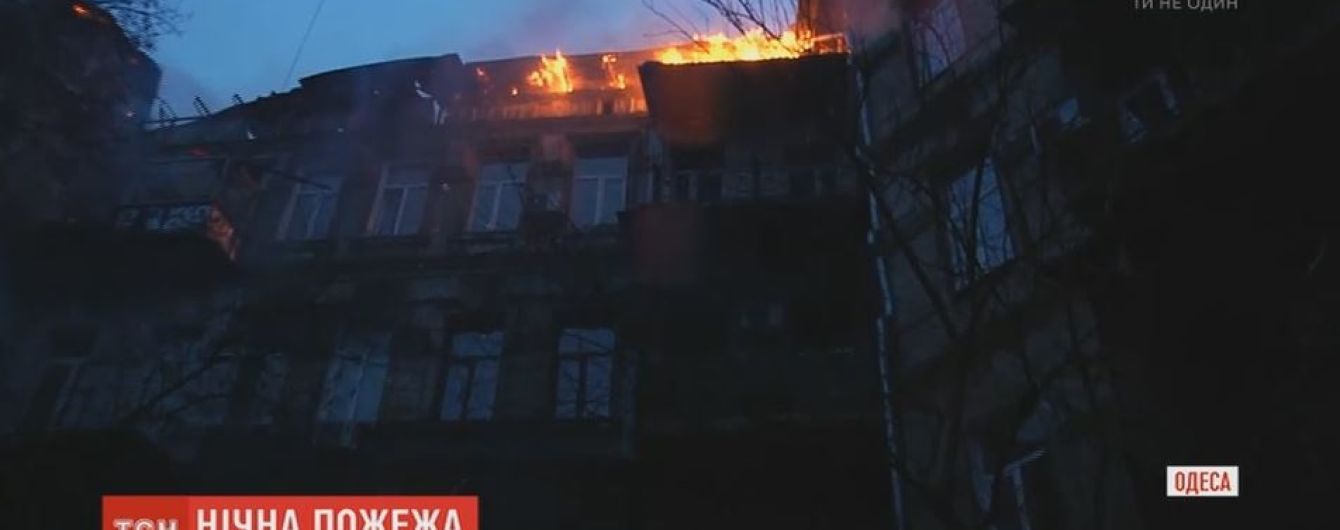 Через масштабну пожежу і вибух в житловому будинку Одеси постраждав рятувальник