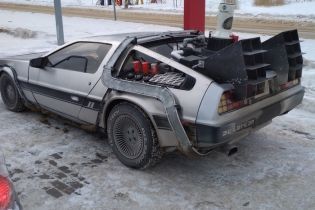 Копию DeLorean из "Назад у будущее" засняли на шоссе в России
