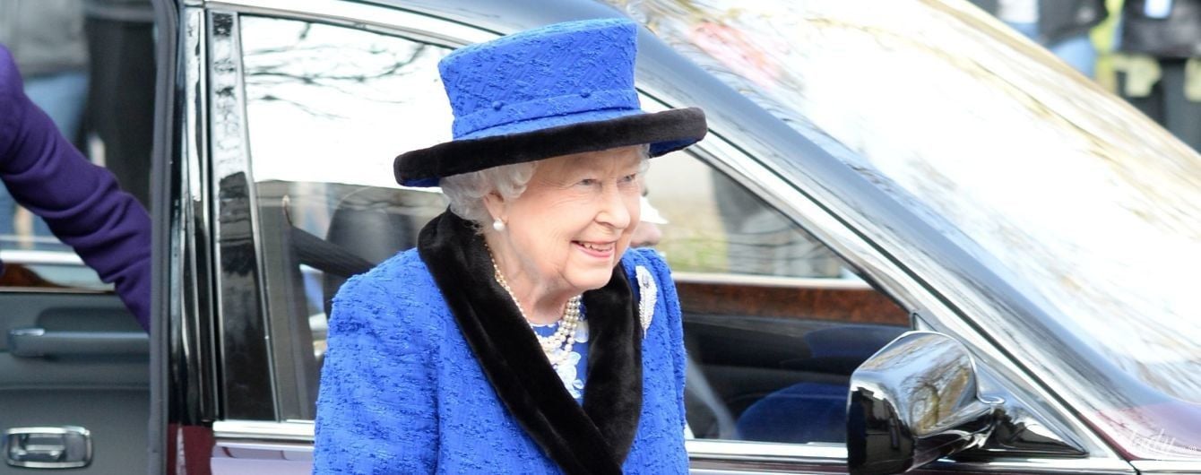 Сегодня она сияет: 92-летняя королева Елизавета II в ярком образе приехала на мероприятие
