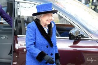Сегодня она сияет: 92-летняя королева Елизавета II в ярком образе приехала на мероприятие