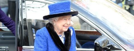 Сегодня она сияет: 92-летняя королева Елизавета II в ярком образе приехала на мероприятие
