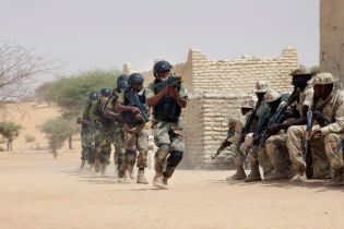 Во Франции объявили о ликвидации одного из главарей боевиков "Аль-Каиды" в Африке