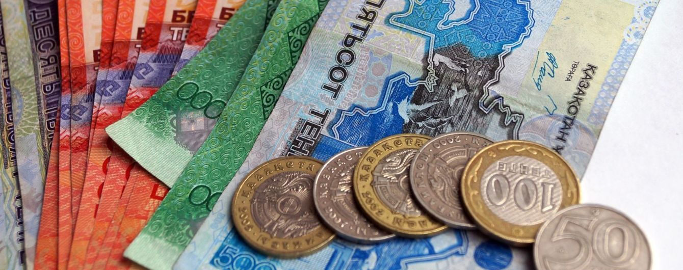 Казахстан прибере з банкнот написи російською мовою
