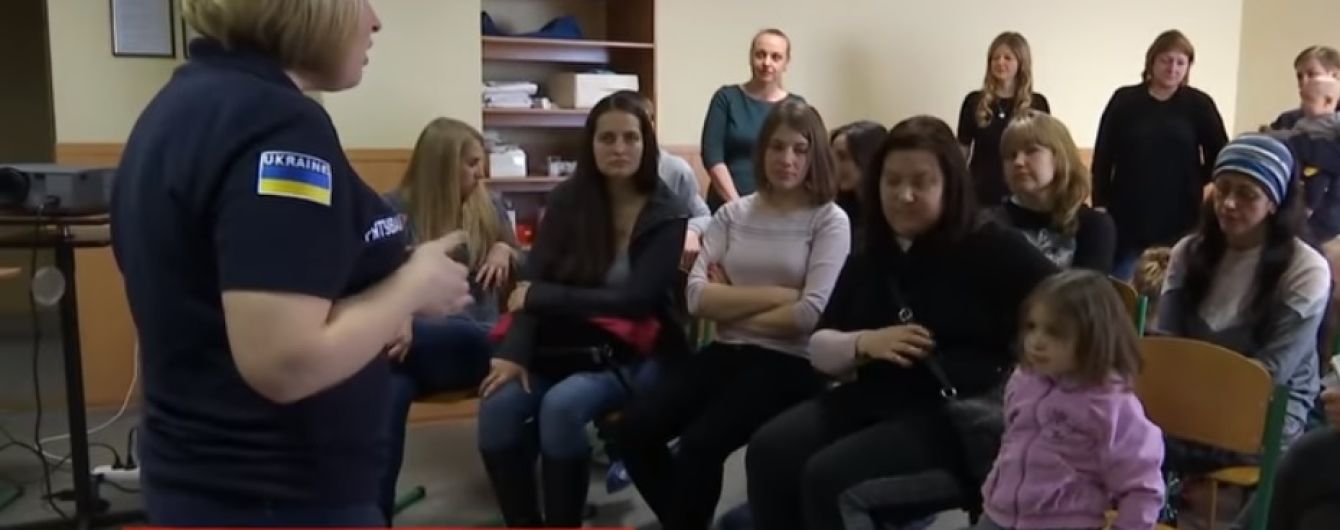 У Києві молодих матусь почали вчити реанімувати немовлят