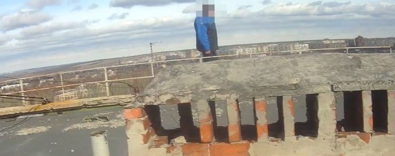 В Краматорске патрульные отговорили от самоубийства мужчину, который уже готов был прыгать с 9-этажки