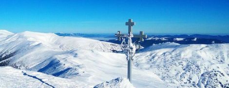 Сильний мороз і нульова видимість. Рятувальники дісталися до групи туристів, які насмерть замерзли у Карпатах