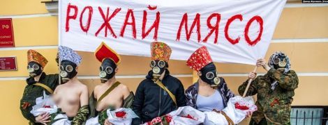 Рожай мясо. В Петербурге устроили акцию протеста под военкоматом к 23 февраля