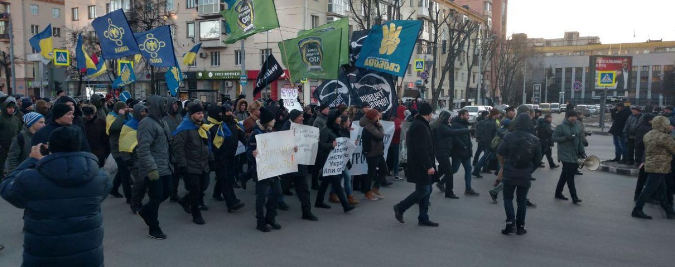К Кернесу с шинами и громкими возгласами пришел "Марш злых харьковчан"