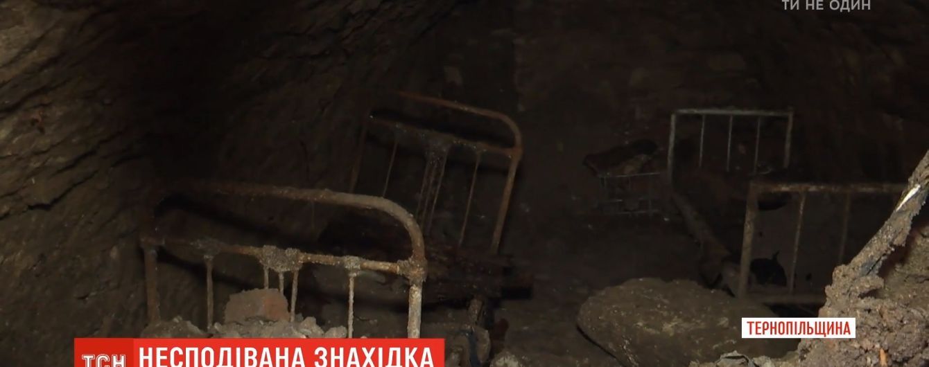 На Тернопільщині комунальники знайшли під землею повністю облаштовану спальню