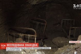 На Тернопільщині комунальники знайшли під землею повністю облаштовану спальню
