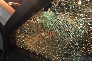 Под Киевом неизвестные обстреляли два автомобиля. В одном из них были дети
